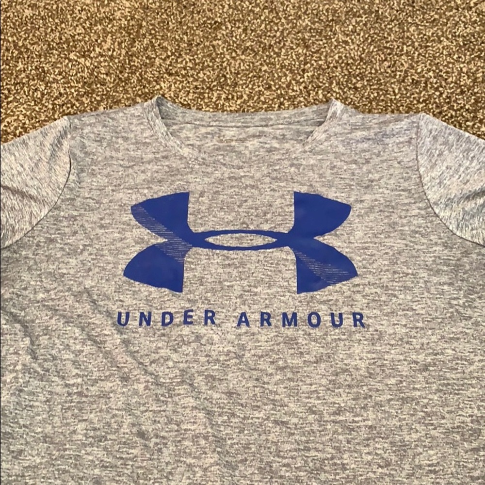 Loose fit UA women’s t-shirt
